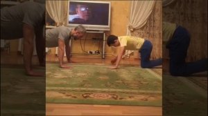 Рубимся с папой на отжиманиях в лесенку