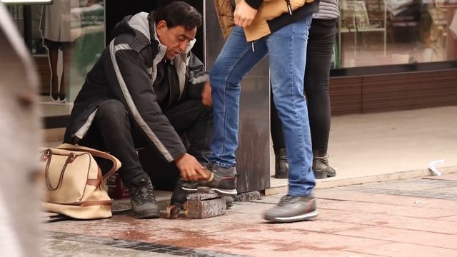 LAŽNI PROSJAK - prvo traži samo 1 cigaru, a onda kaže da njegova usluga košta 650 dinara смотреть онлайн