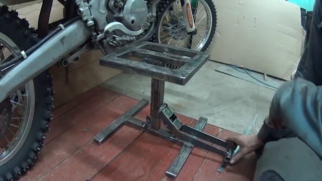 самодельная подставкв под мотоцикл эндуро,кросс.