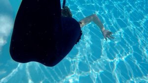 РУСАЛКА  играет с моим маленьким пони!  Плавание с хвостом русалки!