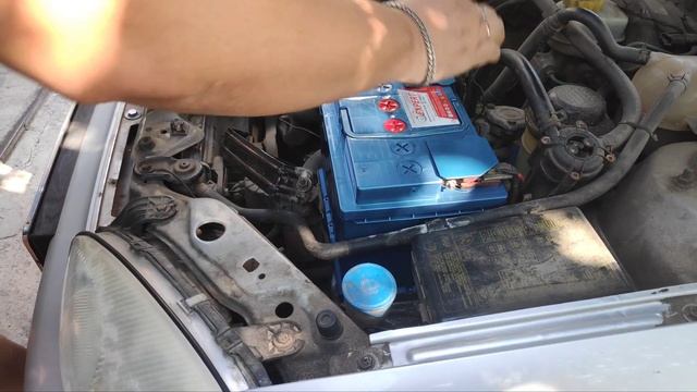 КАК ПРАВИЛЬНО ЗАМЕНИТЬ АККУМУЛЯТОР АВТОМОБИЛЯ СНЯТЬ И ПОСТАВИТЬ НОВЫЙ НЮАНСЫ ПРИ УСТАНОВКЕ АКБ смотреть онлайн