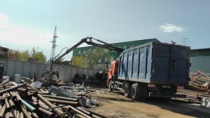 Погрузка металлолома на ломовоз с манипулятором