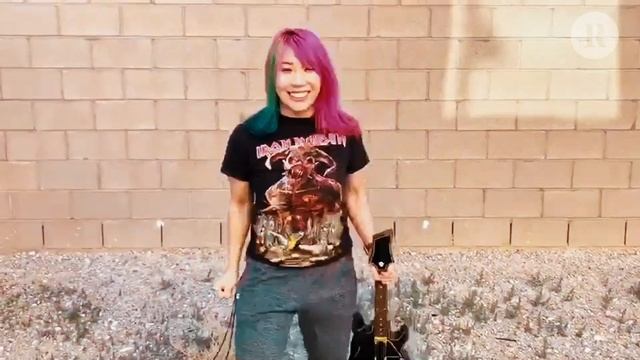 WWE Superstar Asuka Shows Off "The Best Shirt Ever" смотреть онлайн