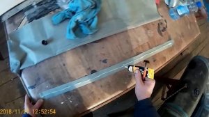 Проклейка швов на резиновой лодке