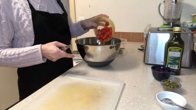 Полезный салат из шпината и клюквы смотреть онлайн