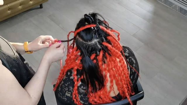 ПРОЦЕСС вплетения ЗАВИТЫХ де дред смотреть онлайн