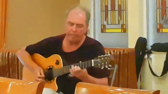 Провинциальный анапский музыкант: ПРОСТО СЕЛ И СЫГРАЛ! ВСЕ ЗАСЛУШАЛИСЬ! смотреть онлайн