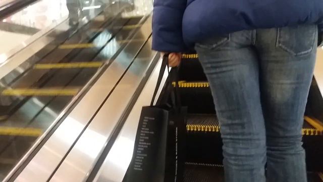 Гуляем по Каравану. На улице мороз. Столько всего интересного в ТРЦ Караване. Мамуля на массаже. смотреть онлайн