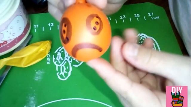 Девочка показывает, как сделать Капитошку-антистресс из шарика и муки смотреть онлайн