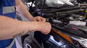 Снимаем полиуретановую пленку после ДТП