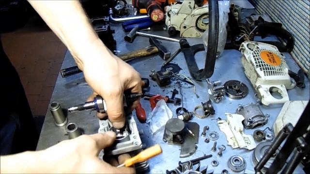 Замена поршневой группы на бензопиле STIHL MS 180 смотреть онлайн