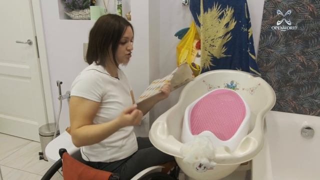 "Мамой на коляске - быть". Урок 5. Как купать малыша, как с ним гулять и как сесть в машину. смотреть онлайн