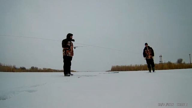 Карповское водохранилище. Небольшой окунёк. смотреть онлайн
