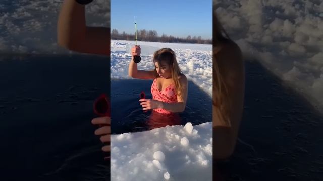 Рыбачит в проруби ? #shortvideo смотреть онлайн