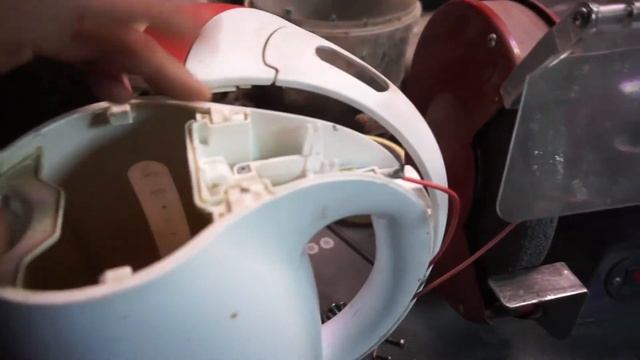 ремонт чайника ( трещит, искрит, не выключаеться, не включаеться, странно работает и.т.д) устраняем смотреть онлайн