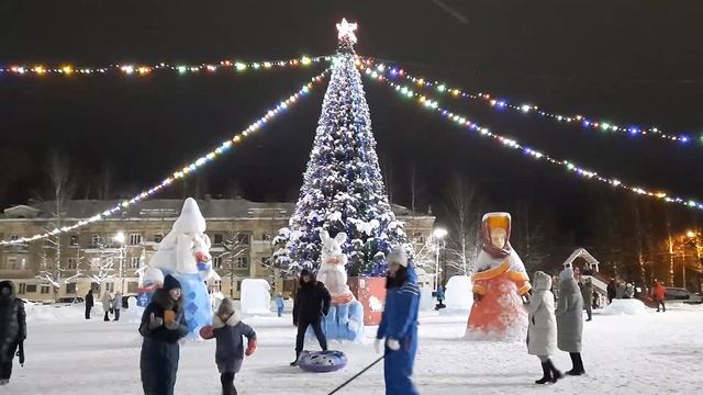Новогодние каникулы на Первомайской площади / Канал Ухта смотреть онлайн