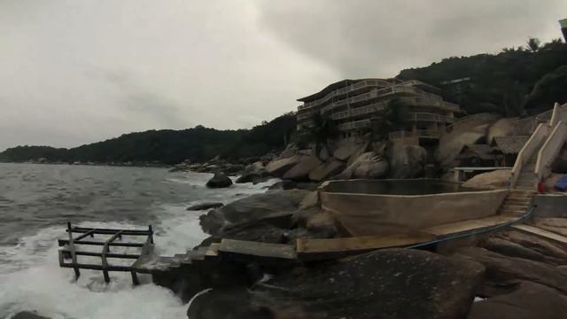 Неспокойное море бухты Hin Wong на острове Ко Тао смотреть онлайн