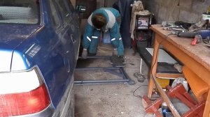 Автоподъемник самодельный в гараже