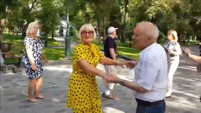 ТЕЩА,ДАЙ ДАЙ НА МАШИНУ!!!ТАНЦЫ ВОЗЛЕ МАРКА БЕРНЕСА!!! смотреть онлайн