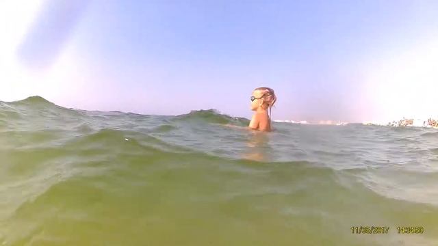 Отдых в Дубае. Пляж Аль Хан в Шардже. Аня и Никита купаются в море смотреть онлайн