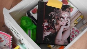 ВЫКИНУЛА КАНЦЕЛЯРИЮ И КОМОД