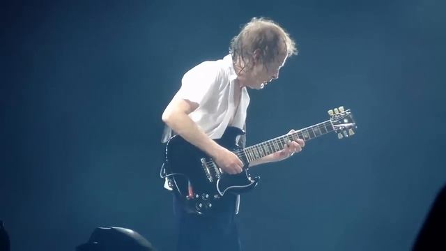 Angus Young (AC/DC) "Awesome Guitar Solo" смотреть онлайн