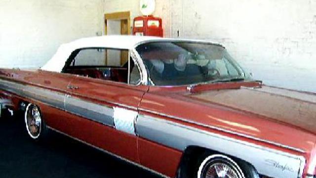 1962 Oldsmobile Starfire Convertible - опускает верх смотреть онлайн