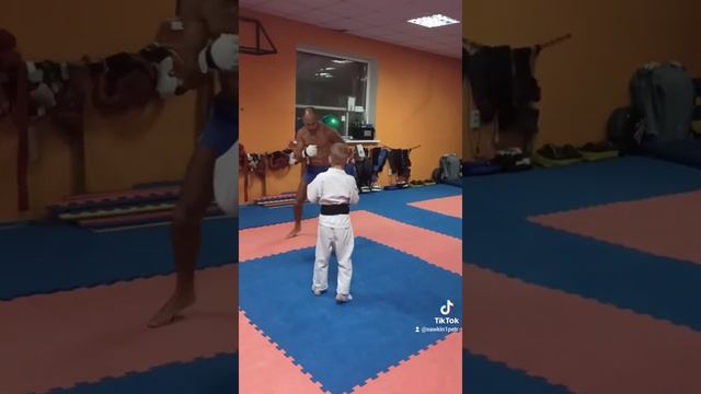 ЖЕСТЬ! ММА vs КАРАТЭ! ПОРВАЛ СВЯЗКИ! смотреть онлайн
