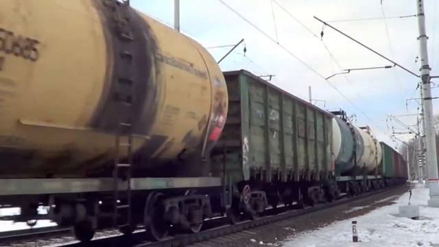 ВЛ10-635 с грузовым поездом смотреть онлайн