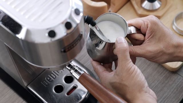 Steam and froth milk with a DeLonghi Dedica EC685. смотреть онлайн