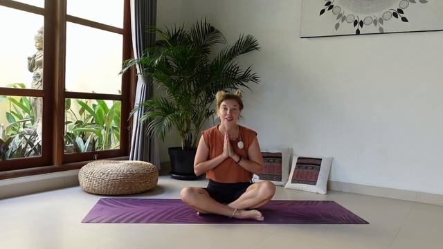 Урок 10. Йога в критические дни смотреть онлайн