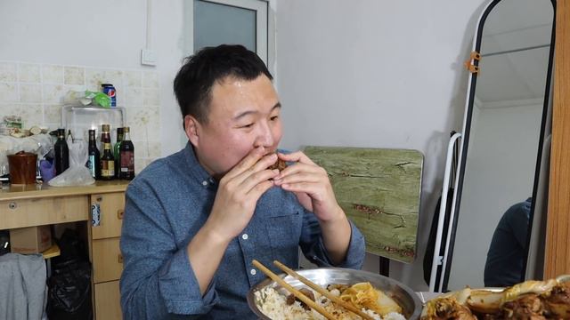 5斤脊骨配半颗娃娃菜，再来1份小凉菜，大口扒肉就是爽！【cram阿强】