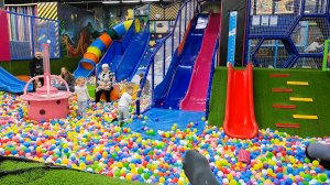 Детская площадка играем в догонялки катаемся с горки и прыгаем на батуте