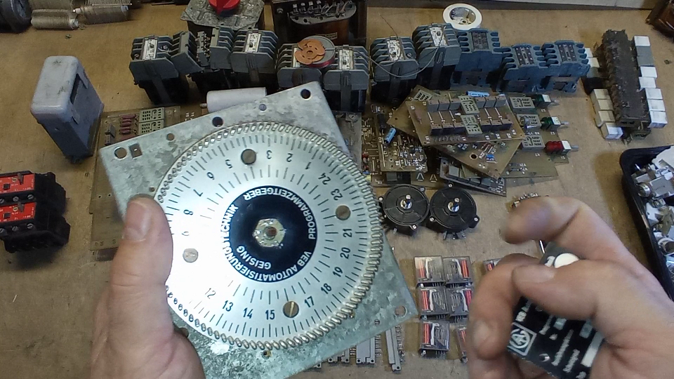 Второй прибор времен СССР - блок управления производства ГДР. Радиодетали = драгметаллы. Палладий. смотреть онлайн