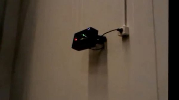 Отпугиватель птиц Weitech WK-0062 во время работы на складе