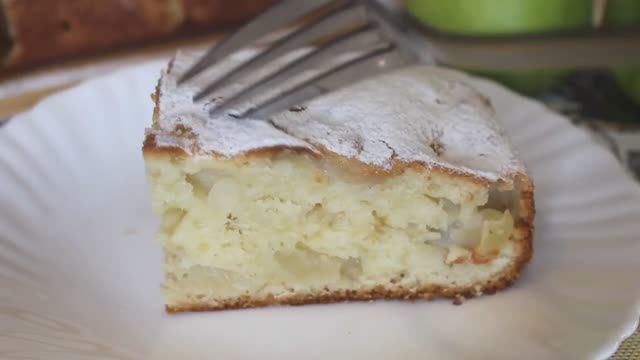 Яблочный пирог. Вкусная выпечка к чаю без миксера. Домашняя выпечка с яблоками. смотреть онлайн