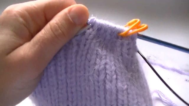 МОДНАЯ ШАПКА БИНИ РЕЗИНКОЙ 1*1 ИЗ ПРЯЖИ ПУХ НОРКИ СПИЦАМИ. смотреть онлайн