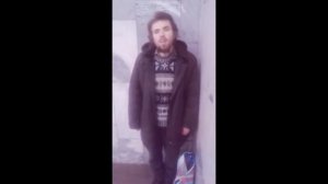 парень поет в переходе