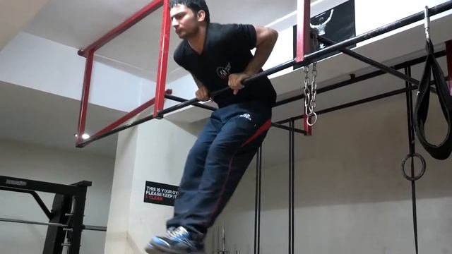Senior Trainer Shiv of UFit aka Superman does Strict Pull up with his wrist смотреть онлайн