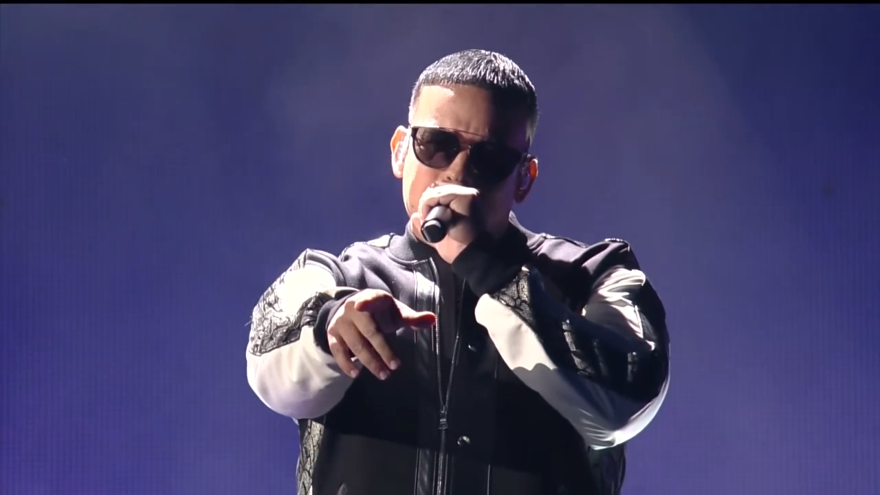 Daddy Yankee - Con Calma en Vivo (Premios lo Nuestro 2019) смотреть онлайн