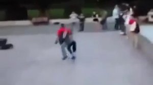 Как русский раскидал в Берлине мигрантов за нападение на жену Драка русского с мигрантами! СУПЕР!