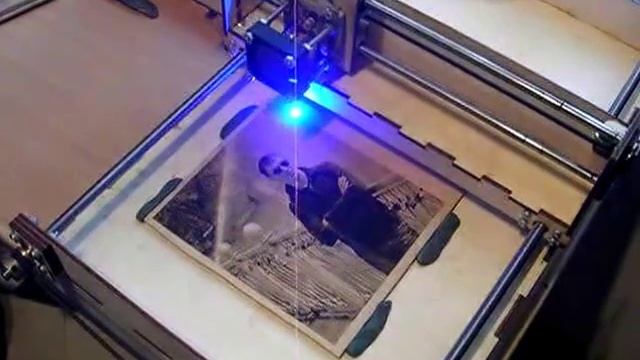 Выжигание лазером фото на новом плоттере смотреть онлайн
