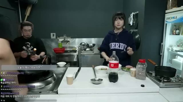 Используйте нож, чтобы отделить гребешки и удалить мякоть. смотреть онлайн