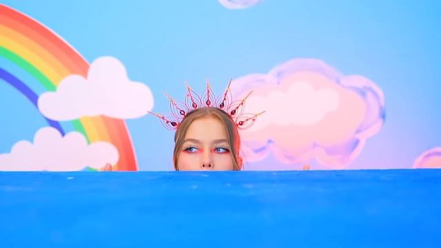 Мы построили секретную комнату для близняшек! Золотая vs серебряная близняшка! смотреть онлайн