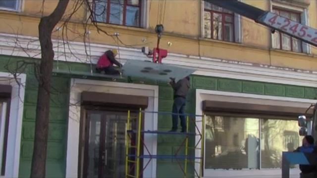 Замена разбитого стекла на козырьке