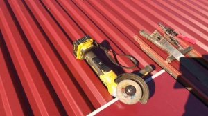 Герметизация трубы на кровле.