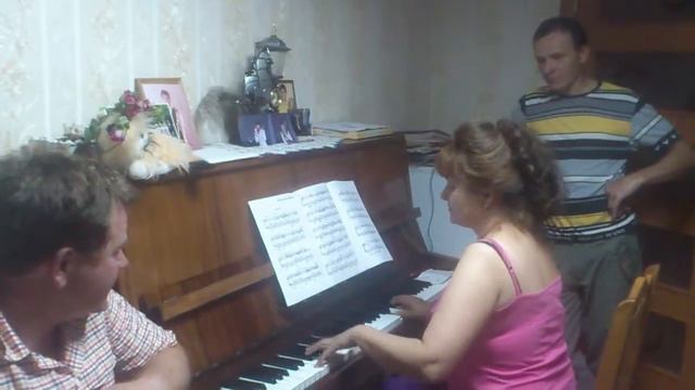 Томара красиво играет на пианино смотреть онлайн