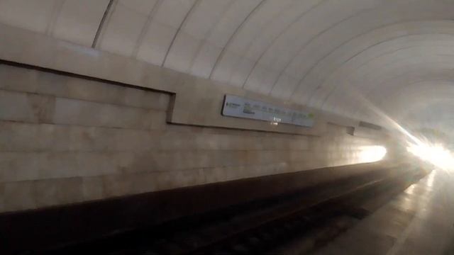 Электропоезд 81-717/714 Номерной на станции метро Крестьянская Застава смотреть онлайн