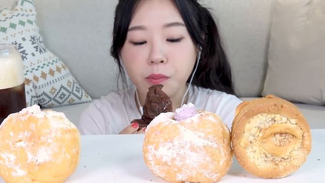 ASMR Cream Exploading Donut Mukbang 크림폭발 도넛 캐치볼클럽 나리꼬모 크리스피크림 🍩 도넛파티 먹방 Chocolate Strawberry Desser смотреть онлайн