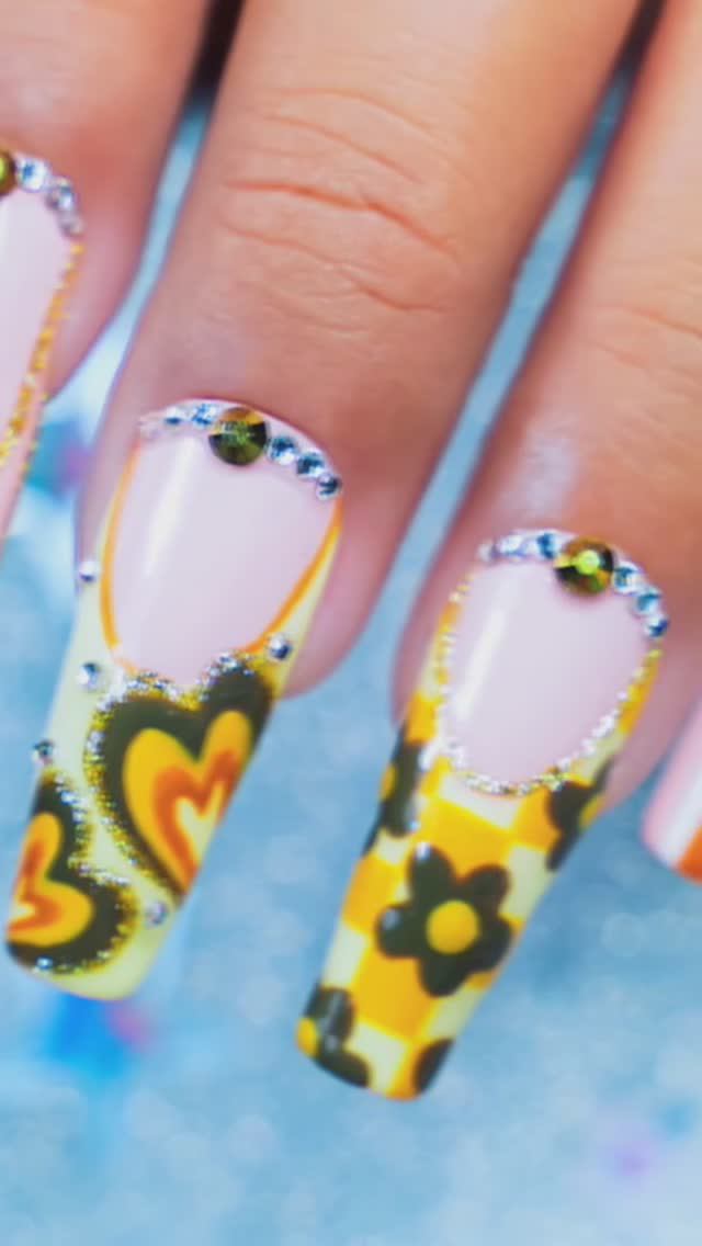 Маникюр с цветочками на ногтях